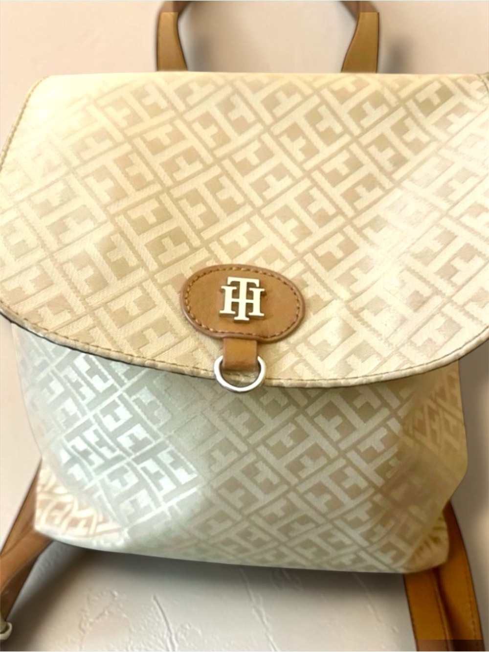 Tommy Hilfiger Signature ‎ Logo Backpack With Vegan Leather Trim | 12" X 10" - Picture 4 of 16